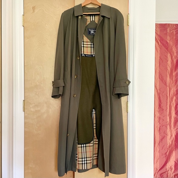 EUC genuine Burberry’s green men trench coat with removable wool lining